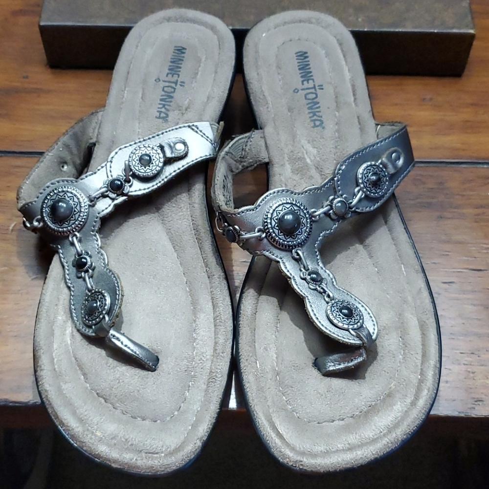 Minnetonka Sz 9 Gray